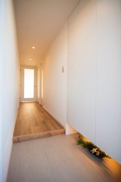 白を基調とした爽やかな玄関には、天井までの高さがあるシューズボックスを備え付けたので、玄関をすっきり綺麗に保てます。フットライトの明るい空間が出迎えてくれます。