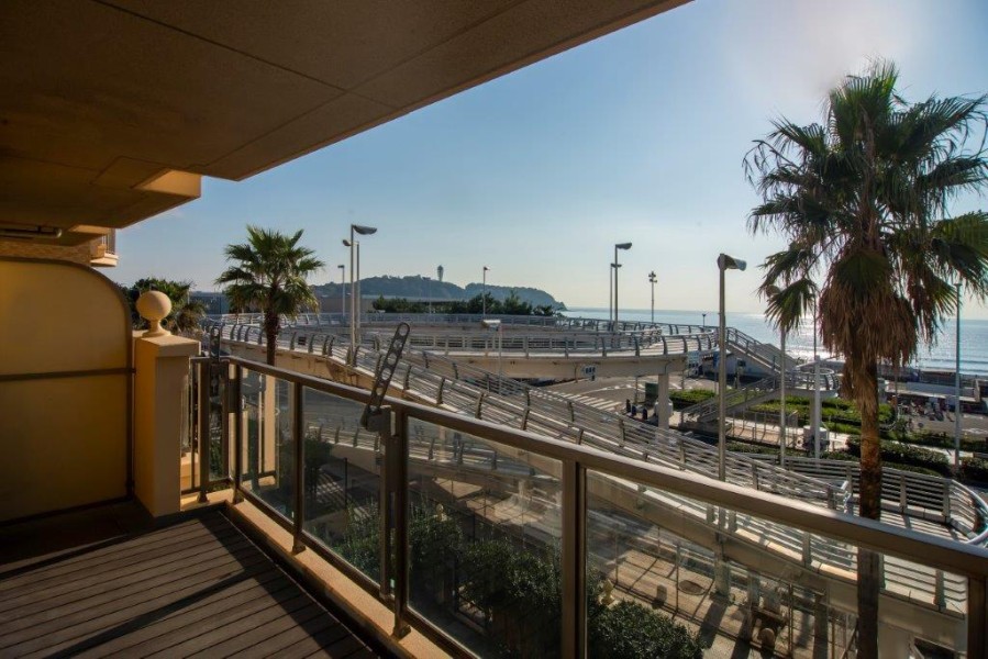 江ノ島が望めるオープンエアスペースは約4.4帖あり、読書やティータイムをお楽しみいただけます♪ゆったりとした自分時間を過ごせそうな、至福の時間に包まれる住まいとなりそうです。