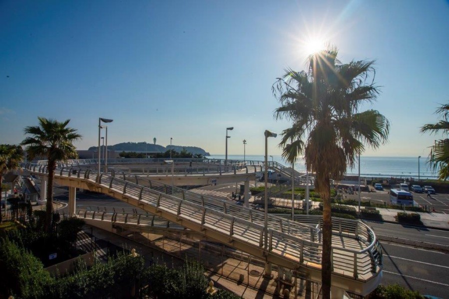 煌めく青い海と大きな空、そして江ノ島を望む気持ちの良い景色が広がります。ゆっくりと自分の時間を大切に過ごしたくなるような贅沢な眺めです。