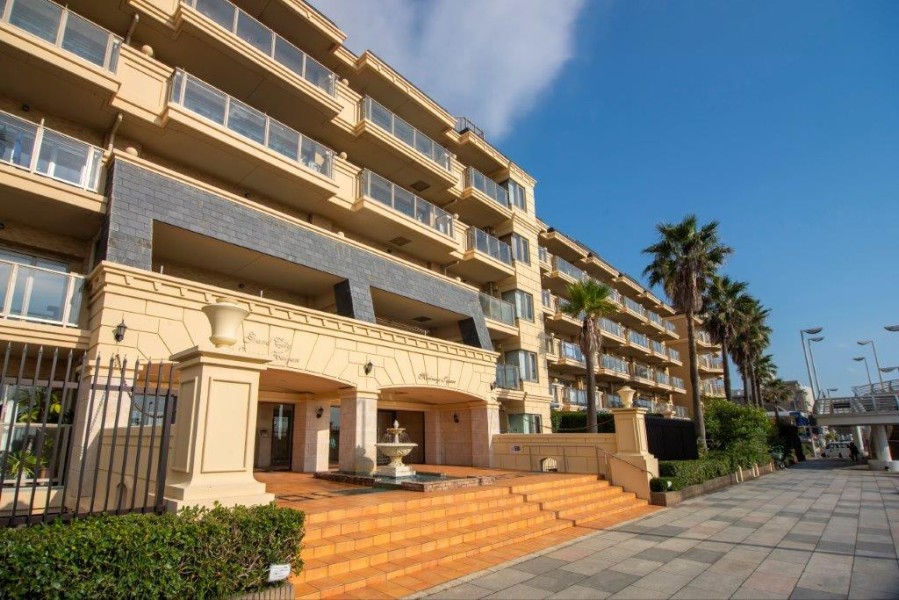 『片瀬江ノ島』駅徒歩8分。総戸数162戸、マンションの向かい側には片瀬西浜海水浴場・湘南海岸公園が広がっています。ゲストルームや屋上オーシャンプールなど、共用施設も充実しています。