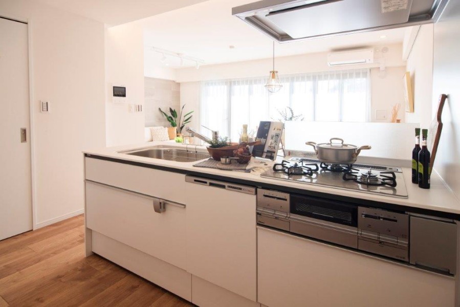 対面式のオープンキッチンに変更し、現代のライフスタイルに合った間取りに変更しました。ホワイトの清潔感あるキッチンは飽きずに長く使えるデザインと、使い勝手を備えています。