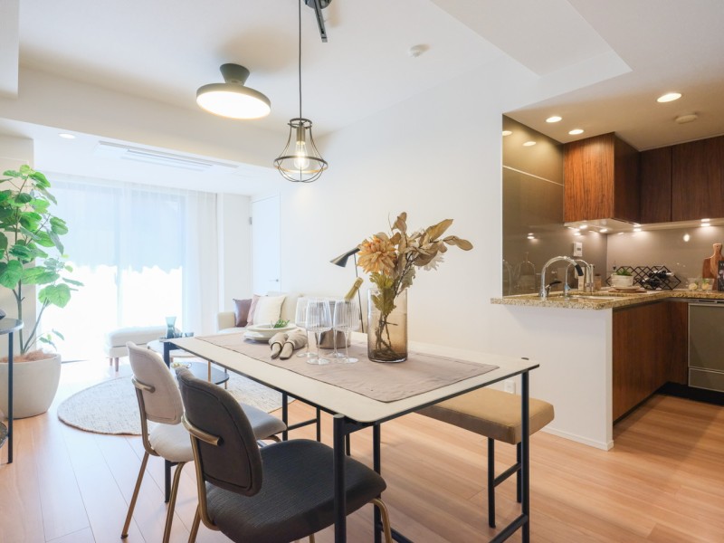 リビングダイニングは、白を基調とした明るくシンプルで洗練された佇まいを感じさせるお部屋です。南向きのお部屋は、あたたかな光が降り注ぎ、穏やかな時間を纏う心地よい空間です。