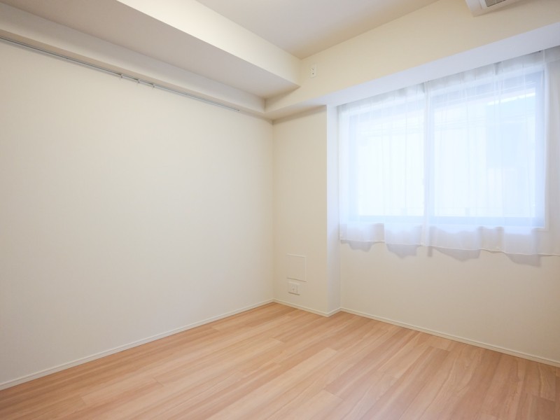 暖かな光が差し込む南向きの洋室2です。主寝室としても、勉強や読書など落ち着いて作業したいときにもぴったりです。