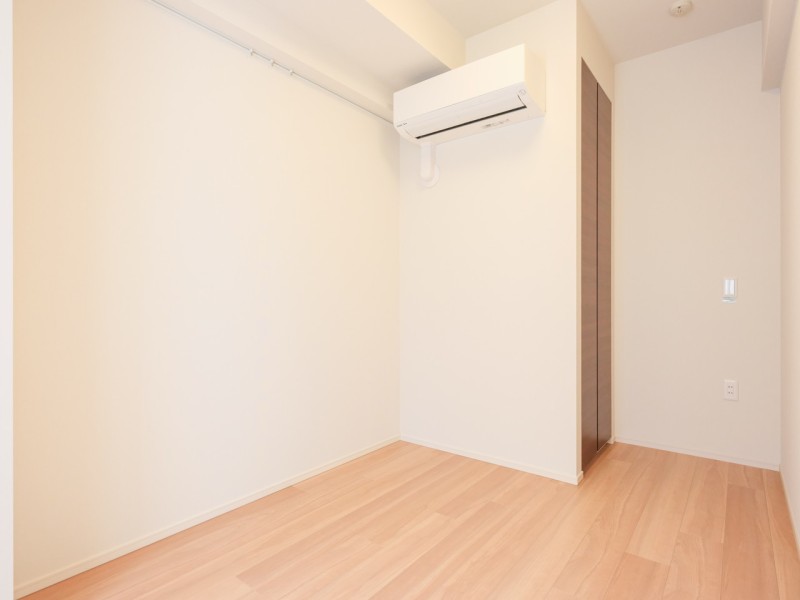 洋室2にはエアコンを新規設置しました。暖かい日差しも入り、より快適にお過ごしいただけます。