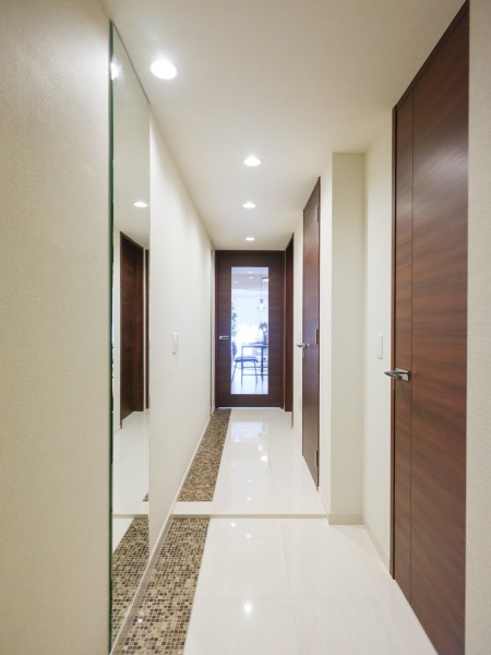 玄関にはシューズインクローゼットと大きな姿見がついているので、お出かけ前に全身のコーディネートを確認していただけます。