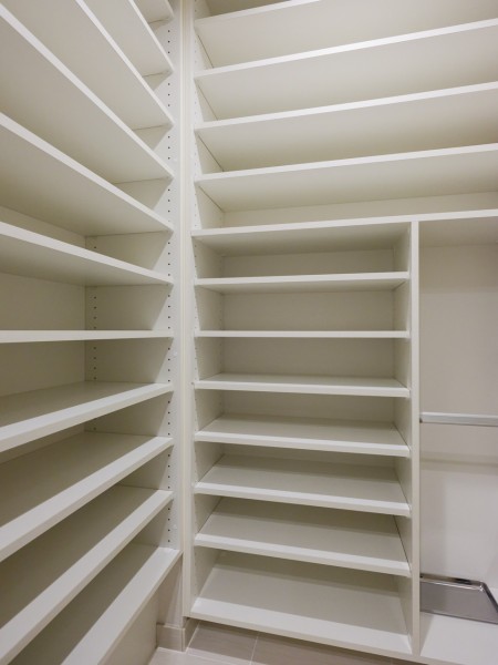 玄関にはシューズインクローゼットが備わっています。豊富な棚付きでシューズはもちろん、アウトドアグッズや雨具なども収納可能です。