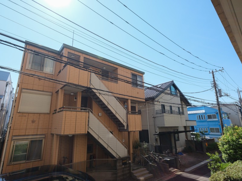 暖かな陽射しのもと、広がる空を望む開放的な眺望は、暮らしの中で大切な光と風を演出してくれる居心地の良い空間です。