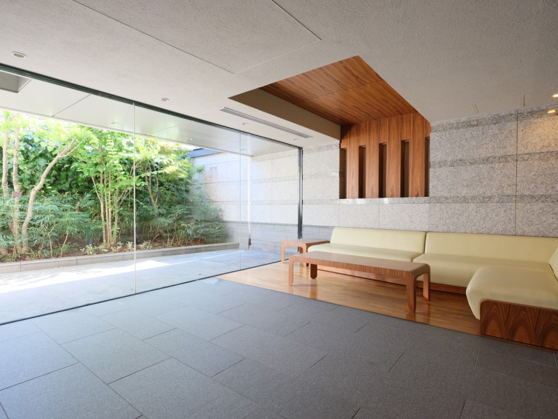 上質な居住空間へ優しく誘うエントランスホール。来客や待ち合わせに便利な、ガラス張りの明るいロビーです。