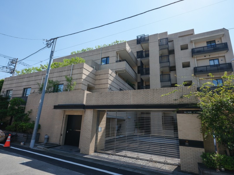 野村不動産旧分譲の＜プラウド＞シリーズ。戸建て住宅や低層マンションがゆったりと建つ閑静な住宅街の中にあります。第一種中高層住居専用地域内にありますので、将来にわたり良好な住環境は維持されるでしょう。