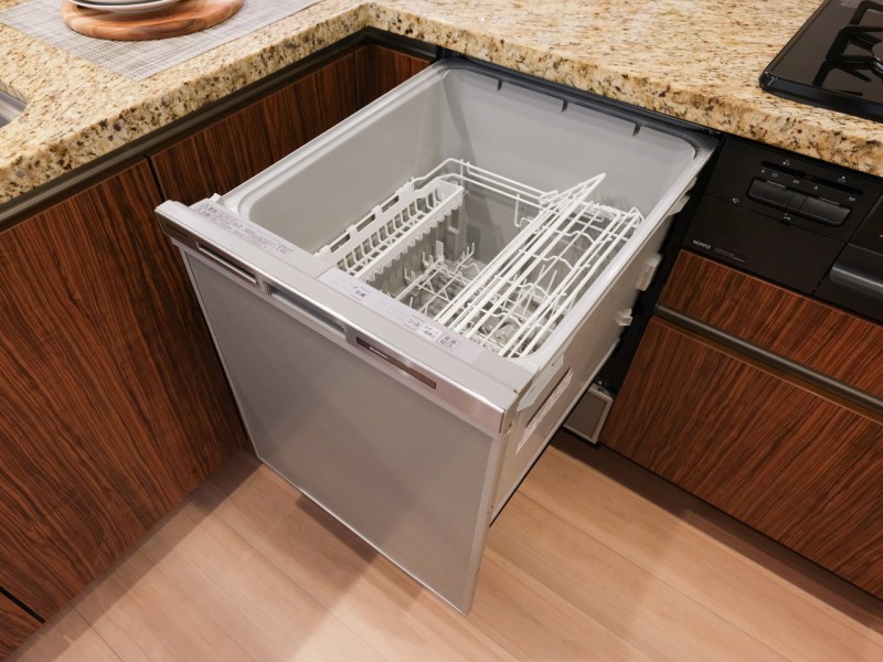 ◆食器洗浄乾燥機◆家事の時間を短縮できる優れもの。さらに節水・節約を同時に行うことができるので、大変人気があり重宝します。