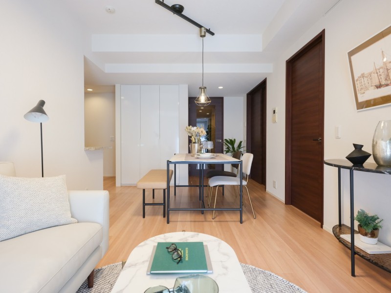 居心地の良いリビングはシンプルで洗練された佇まいを感じさせるお部屋です。床暖房が敷設されているので、小さなお子様やペットがいても安心してお部屋を暖められます。