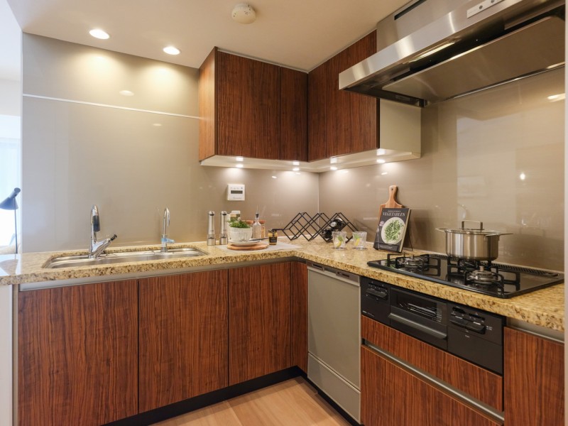 癒しの木目調の面材と石調の天板がモダンな空間を演出するキッチンスペース(約3.5帖)です。汚れを落としやすいガラストップのコンロに新規交換。ディスポーザー、浄水器付きです。