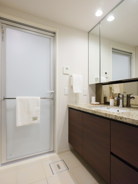 大きな三面鏡で身だしなみも整えやすい洗面台です。鏡の裏も収納になっていますので、細かな物が多くなりがちな洗面周辺もきれいに整頓することがきます。