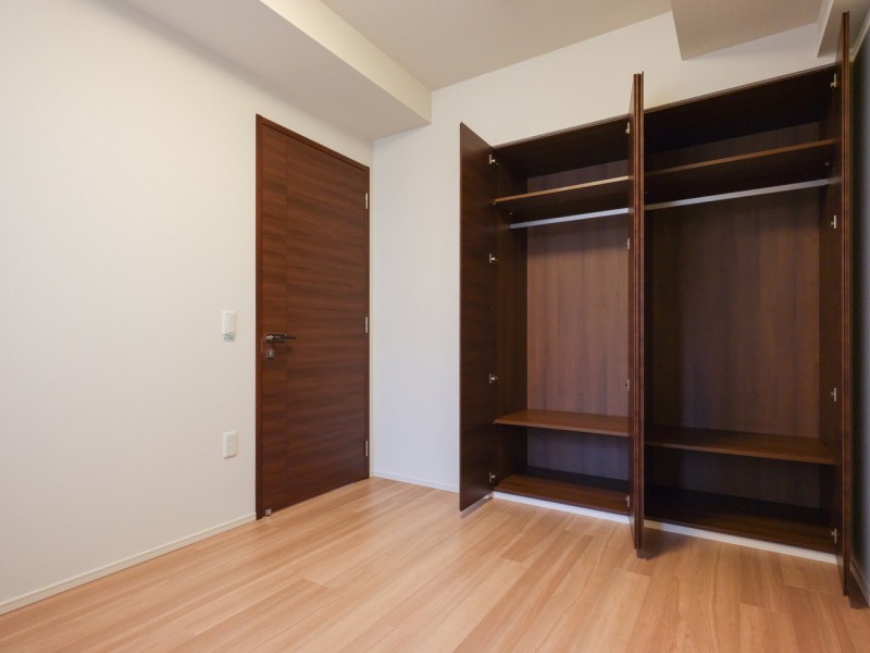 洋室1には壁一面のしっかりとした容量のクローゼットが確保されていますので、お部屋もゆったり使えます。