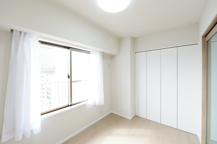 洋室3（約4.7帖）はリビングからの優しい光を取り入れる半透明のガラス扉を採用しています。家族とのつながりも大切にしながら、しっかりとプライバシーを守る空間です。