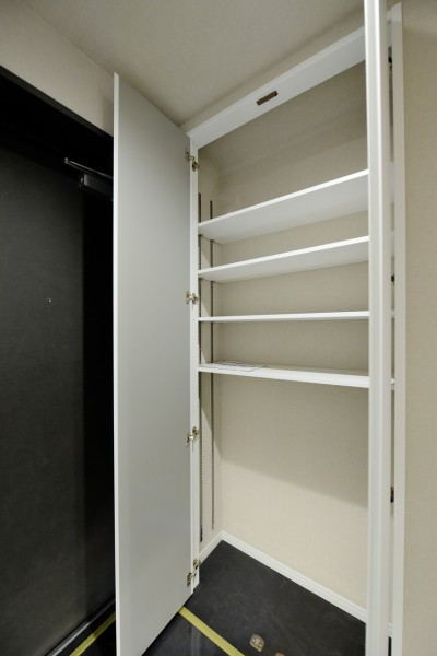 シューズボックスのほかに玄関収納を設置しました。折り畳み傘やレインコート、お子様の外遊びの道具などもたっぷり収納できます。緊急用の防災グッズや、来客用のスリッパなどすぐに取り出せるので便利です。