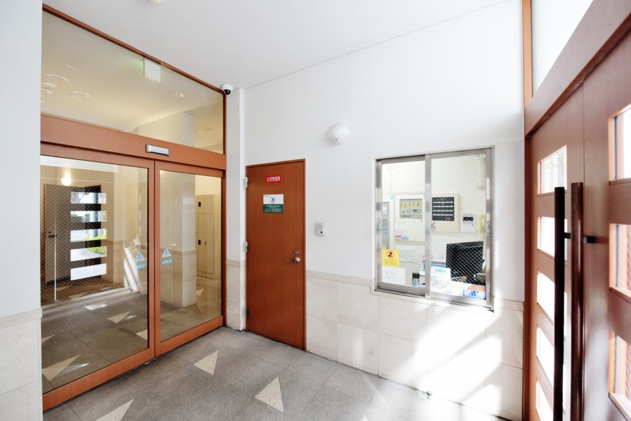 総戸数47戸、平成15年建築のマンションです。オートロック・宅配ボックス完備しています。平成27年に大規模修繕工事も実施済みです。豊津第一小学校まで約290ｍとお子様の通学も安心の距離です。