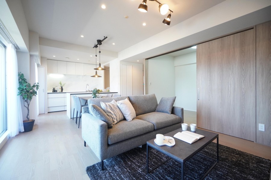 LDKは約16.7帖のゆったりとした空間です。床暖房完備で冬も足元からぽかぽか、家族がゆったりとくつろげます。8階部分の三方角住戸で通風・眺望良好、開放感あるお部屋です。