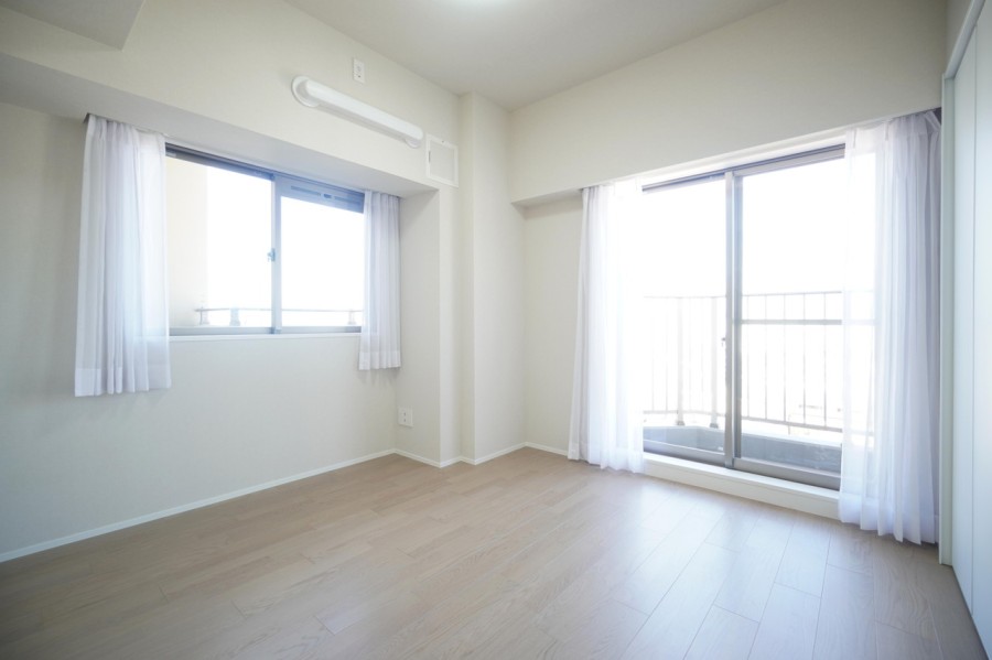 洋室1（約6.3帖）は二面採光で優しい光が差し込むお部屋です。リビングインのお部屋で、家族とのコミュニケーションをとりながらもプライバシーをしっかりと確保出来ます。