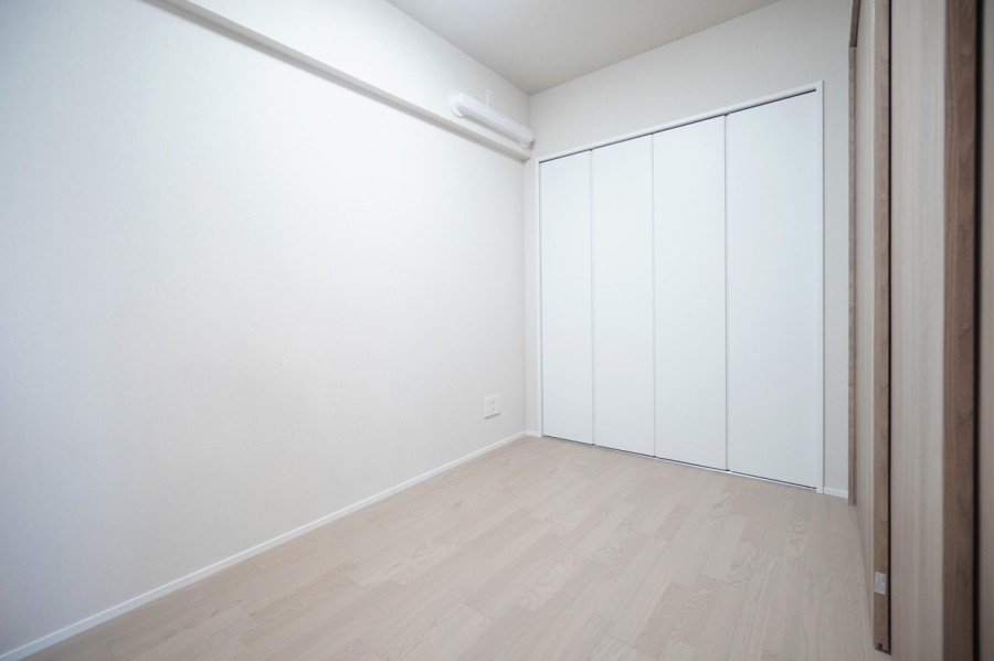 洋室4（約3.7帖）はリビングに隣接したスぺ―スで、お子様が小さいうちは目が行き届くのでお昼寝スペースや宿題スペースとして便利です。扉を開放して拡張リビングとしても使用できます。