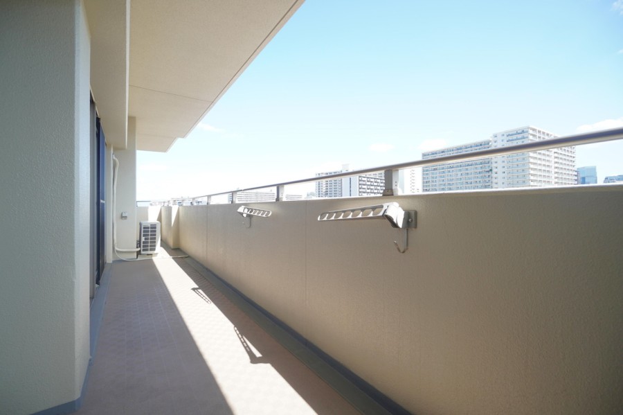 東側の広々としたバルコニーです。お洗濯物を気持ちよく干すことができます。朝日を居室に取り込み、すがすがしい朝を知らせてくれるスペースです。