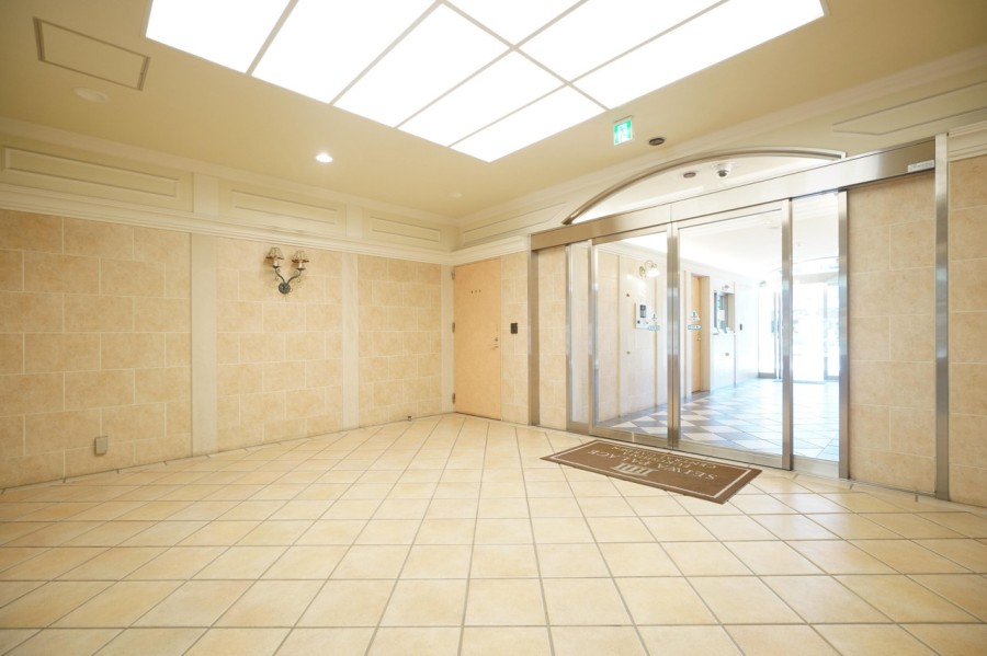 ペット飼育可能ですので、大切なご家族とも快適にお住まい頂けます。平成30年に大規模修繕工事も実施済みです。駅へのアクセスも良好ですので、通勤や通学のお時間も短縮して頂けます。