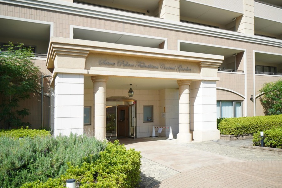 近隣にはお買い物施設、飲食店、医療機関も充実しており、住みやすい住環境が魅力的です。エントランス前には植栽が美しく整えられたセントラルガーデン（公開空地）があります。