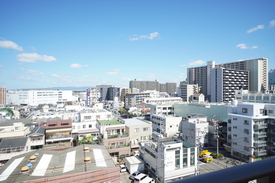 ８階部分、前面を遮る建物はなく、遠くの緑と時間や季節とともに変化していく広い空を眺めながらリフレッシュできる開放感ある眺望が広がります。