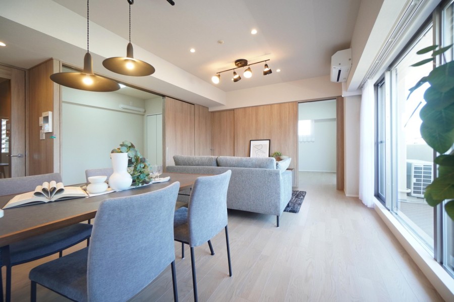 広々としたバルコニーに面したリビング、お部屋の中に爽やかな風と優しい光を運んでくれます。ナチュラルな優しい雰囲気のお部屋で、どんな家具とも馴染みが良くお好みのインテリアや小物で演出できます。