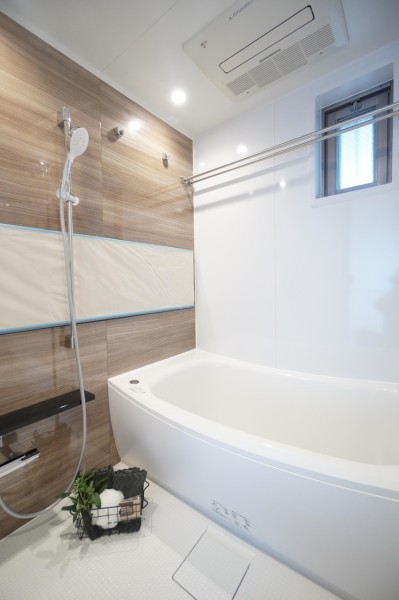 TOTO製の浴室は汚れが落ちやすい素材を採用しており、毎日のお手入れも楽々です。浴室暖房乾燥機完備で、梅雨時の衣類の乾燥や冬場の暖房運転など一年中快適にご使用頂けます。