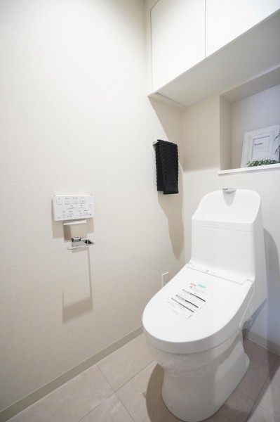 TOTO製ウォシュレット一体型トイレ新規交換済みです。お手入れらくらくな機能を搭載していますので、いつも清潔に保つことができます。吊戸棚を設置していますので、掃除用品等の収納に便利です。