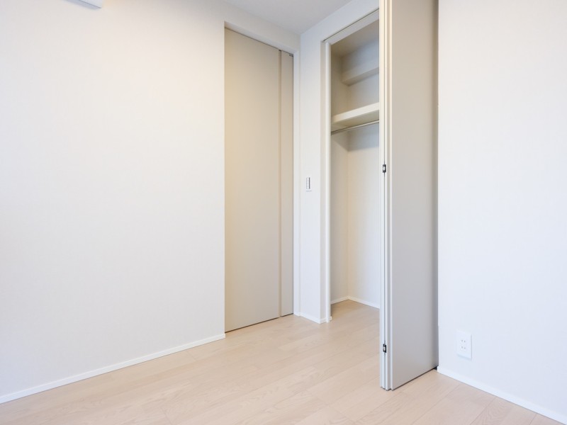 洋室1のクローゼットは、ハンガーパイプと余裕のある枕棚があるので、お洋服と小物類もしっかりと収納していただけます。