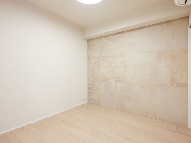 洋室2は収納スペースとしても、ワークスペースとしても活躍しそうなユーティリティな空間です。デッドスペースが家具配置のしやすいお部屋です。