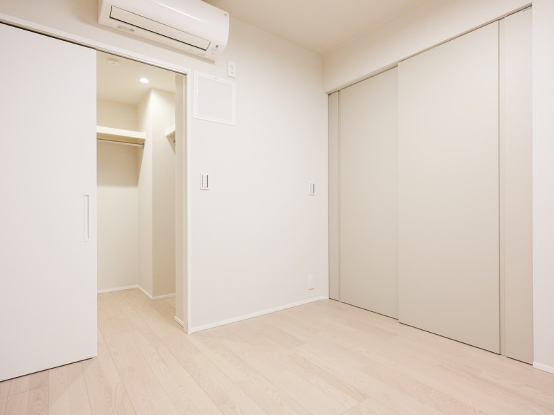 洋室2のウォークインクローゼットは、季節ごと用途ごとに分けて、お洋服や鞄などを収納していただけるスペースです。荷物はたっぷりしまい居室部分は広々とお使いいただけます。