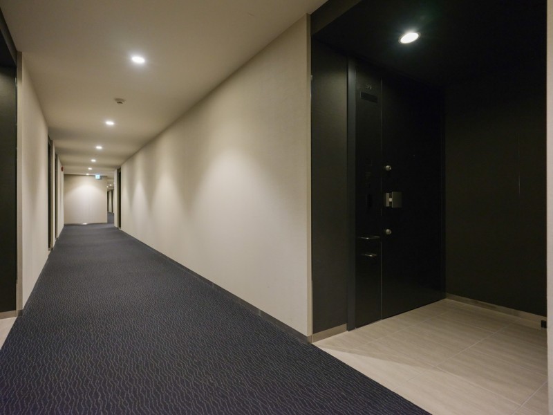 ラグジュアリーな雰囲気の内廊下は、住む方に高い満足感を感じていただけます。廊下にはカーペットが敷いてあり、足音の心配をする必要がなくなるでしょう。