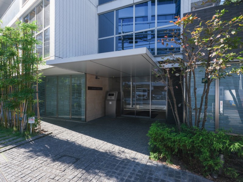 都心における凛とした存在感を主張するエンブレムが出迎えるエントランスです。堂々たる趣の中に居心地の良さも感じさせ、安らぎの居住空間へ誘います。