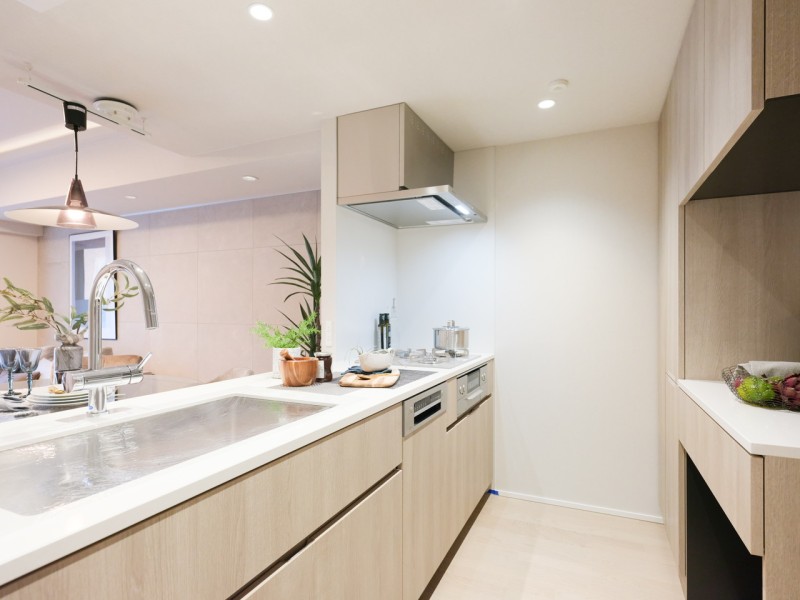 グローバルベイスオリジナル田中工藝製システムキッチンを新規設置しました。室内の色合いに調和した、デザイン性の高いキッチンです。収納も作業スペースも広いので、お二人以上でのお料理が楽しめます。