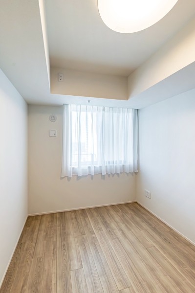 リビングから離れた洋室１は約7.0帖のプライベートルームです。主寝室にぴったりなゆとりあるお部屋です。心地よい素材感を活かし、ぬくもりが感じられるナチュラルテイストな住空間です。