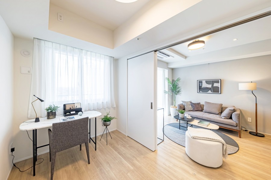 リビングダイニングに隣接した洋室2です。コンパクトなお部屋なので、ちょっとしたテレワークスペースにおすすめです。