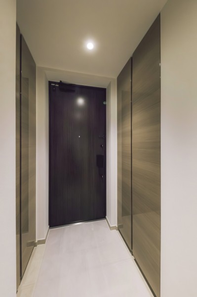 玄関の両側にはたっぷり収納ができるシューズボックスがあり、コンパクトな玄関もすっきり綺麗に保てます。人感センサー照明のため、手探りでスイッチを探す必要がなく、明るい空間が出迎えてくれます。