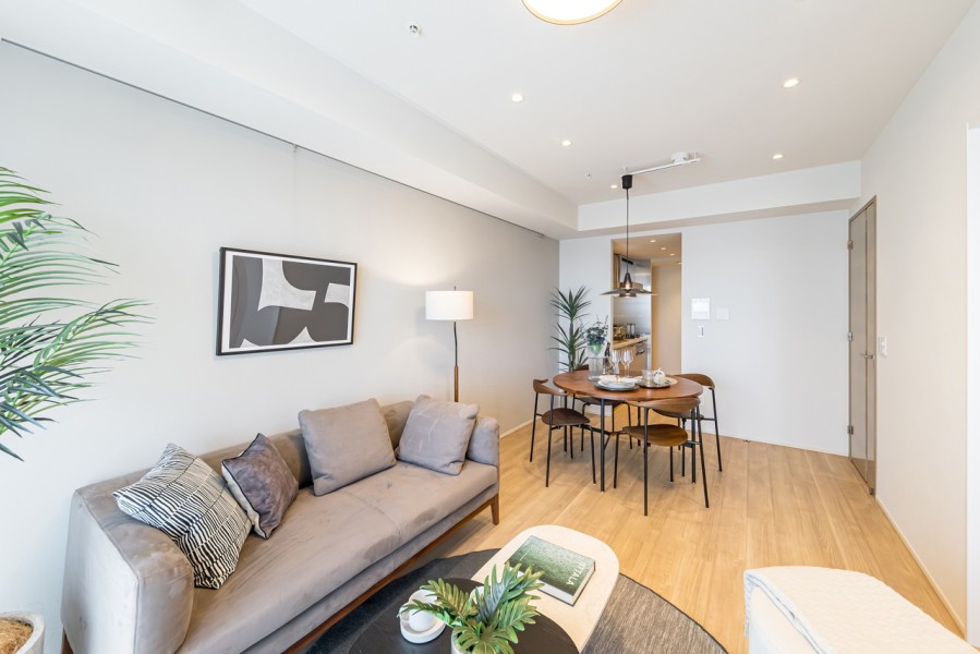 心安らぐひとときを紡ぐ居住空間です。リビングにはモダンな雰囲気を演出するグレーのアクセントクロスを採用しました。ピクチャーレールを設置したので、壁を傷つける心配なくアートなどを飾れます。