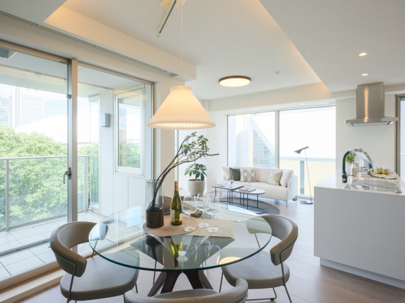 窓に囲まれて開放感に包まれたリビングダイニングです。大きな窓から明るい自然光が降り注ぎ、穏やかな毎日をお過ごしいただける空間です。