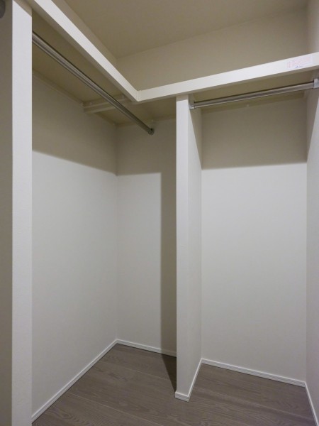 洋室1のウォークインクローゼットです。枕棚も設置しましたので衣類や鞄、かさばりやすいアウターなど、たっぷりと収納できます。