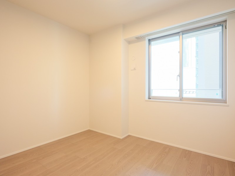 サービスルームはクローゼットがあるので、収納スペースとしても活躍しそうなユーティリティな空間です。