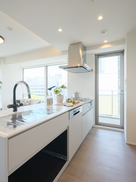 お部屋の雰囲気に溶け込む、インテリアの一部のようなオープンキッチンです。隣接したバルコニーの窓からはたっぷりの自然光が差し込み、明るく快適な空間に仕上がりました。