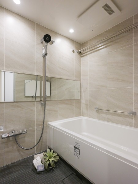 淡い色味のパネルに囲まれ、やすらぎとあたたかみを感じられるバスルームです。空間を広く感じさせるワイドミラーを配し、くつろぎのリラクゼーションタイムを心行くまでお楽しみいただけます。