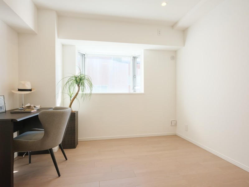 室内が広く感じれる出窓のある洋室2です。心地良い陽射しが注がれ、のびのびとお過ごしいただけます。過ぎゆく時間をのびやかに感じ、プライべート時間を満喫できるお部屋です。