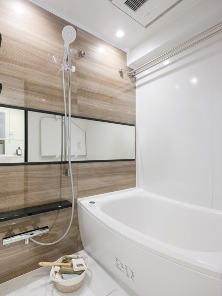 浴室暖房乾燥機も完備で、雨の日の衣類の乾燥にも便利です。寒い日は暖房運転も可能です。お手入れ楽々な素材を使用していますので、お掃除もしやすく日常生活も快適にお過ごしいただけます。