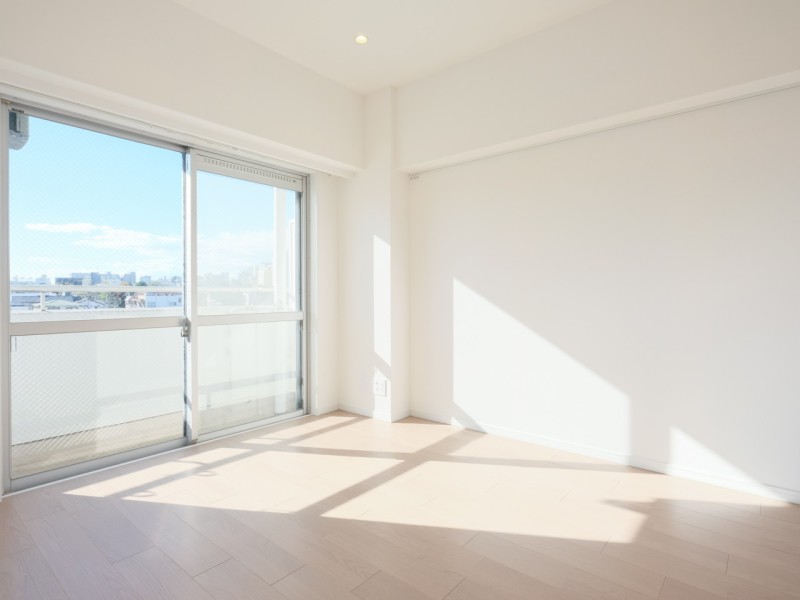 南東向きのバルコニーに隣接した差し込む光が心地よい洋室1です。心地よい素材感を活かし、ぬくもりが感じられるナチュラルテイストな住空間です。