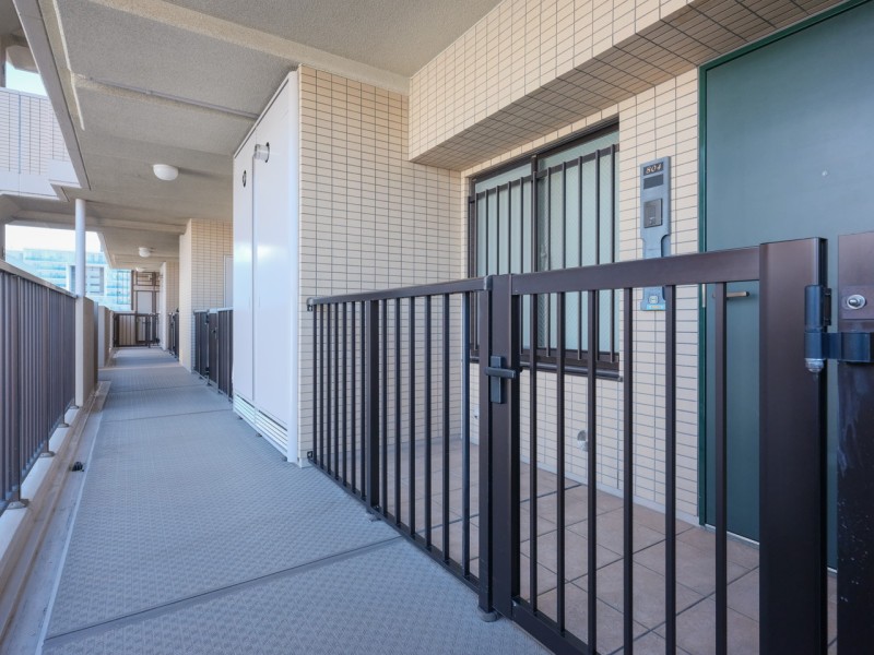 ポーチ付きでプライバシーが守られた玄関前です。ポーチがあることで、マンションの外観を守りながら、インテリアをお楽しみいただけます。